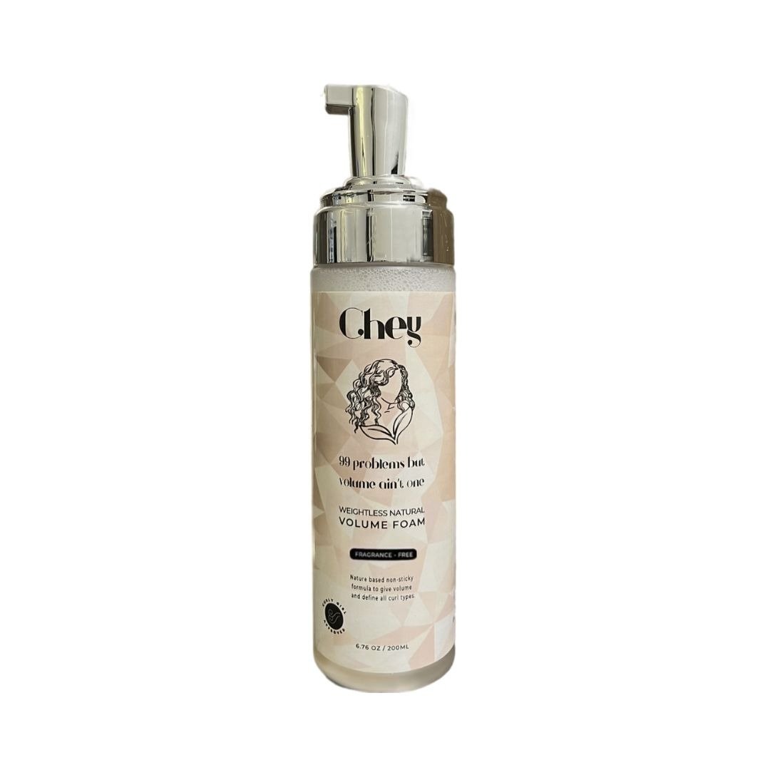 Plantaardige fles Chey Weightless Natural Volume Foam, een natuurlijke haarmousse zonder siliconen met lijnzaad voor kruldefinitie en volume.