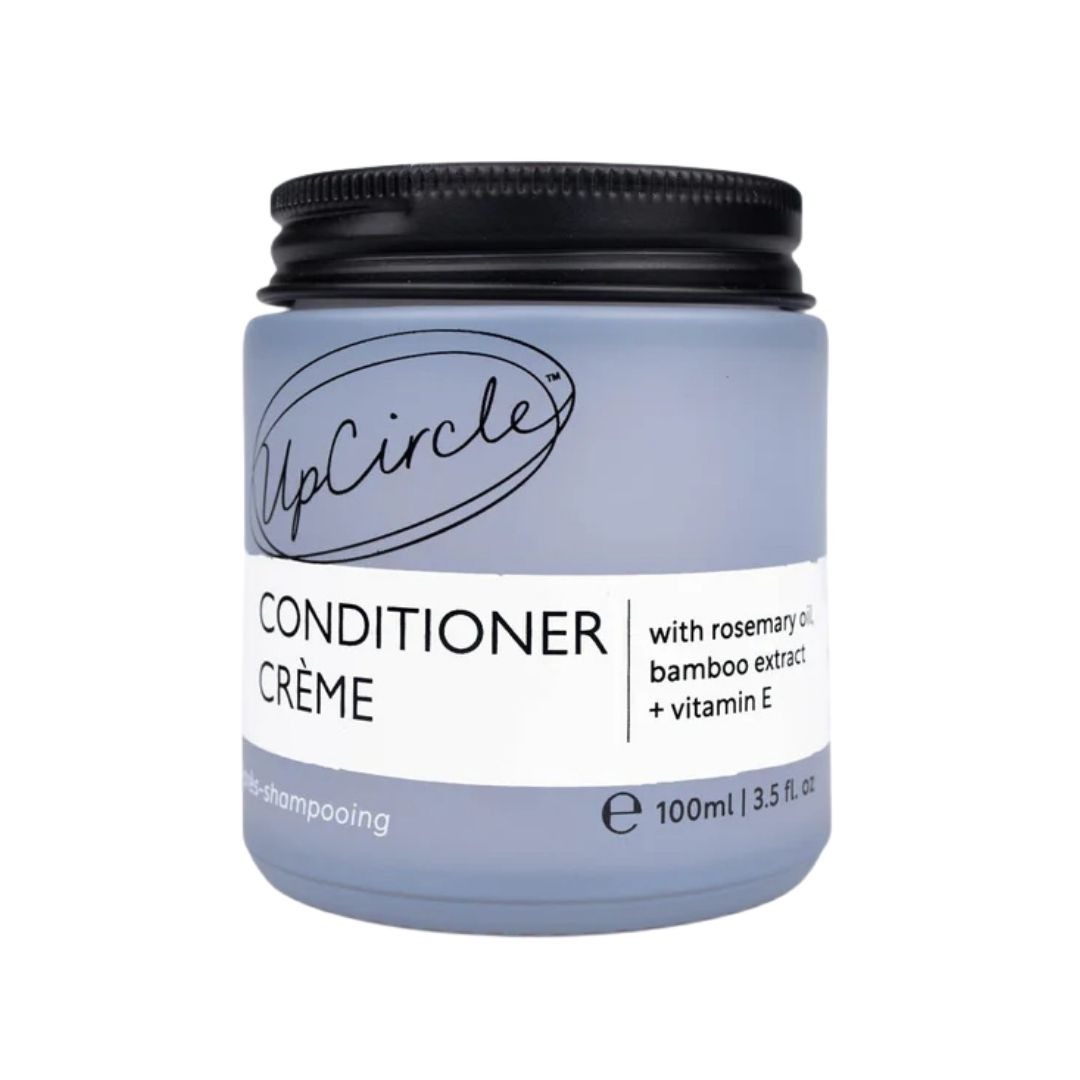 Glazen pot UpCircle Conditioner Crème met rozemarijn en bamboe, natuurlijke vegan haarverzorging voor glanzend en sterk haar.