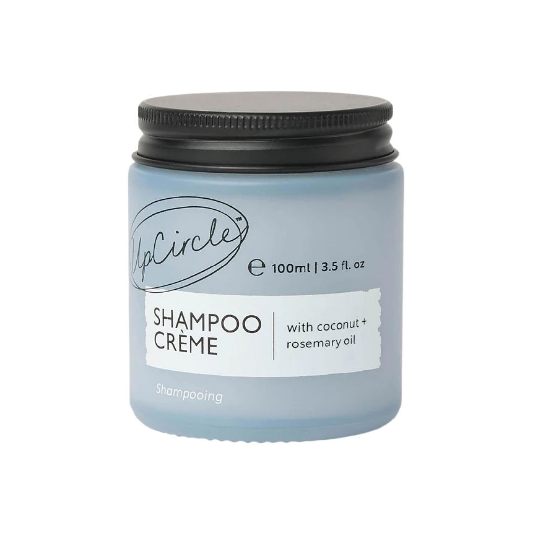 Duurzame glazen pot UpCircle Shampoo Crème met kokos en rozemarijn, een natuurlijke en plasticvrije oplossing voor gezond en glanzend haar.