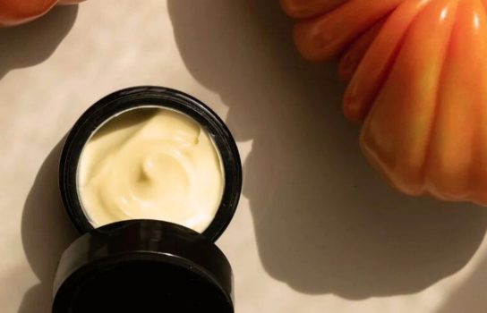 Textuur van kalmerende natuurlijke gezichtscrème zonder parfum voor gevoelige huid